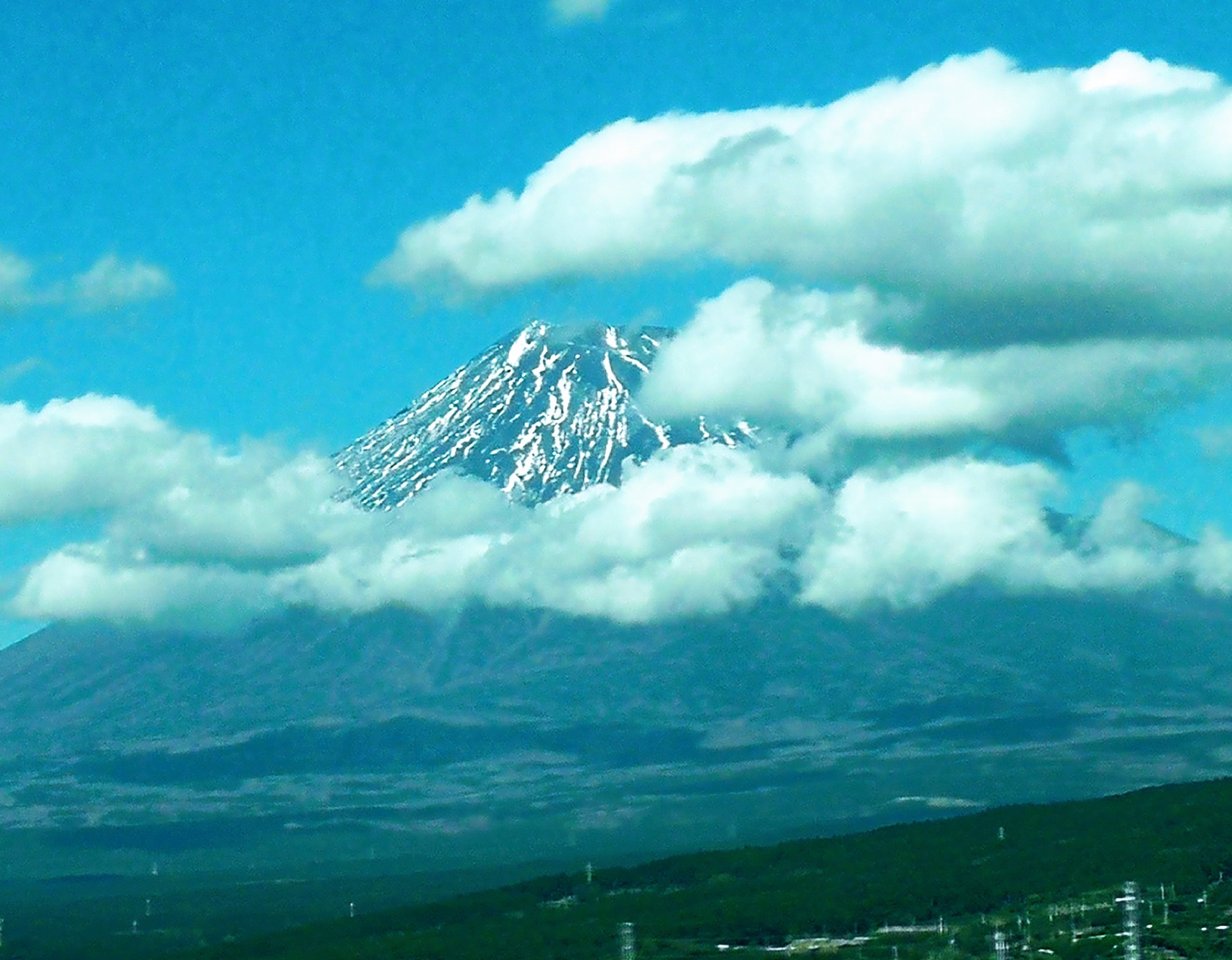 半分雲に覆われた富士