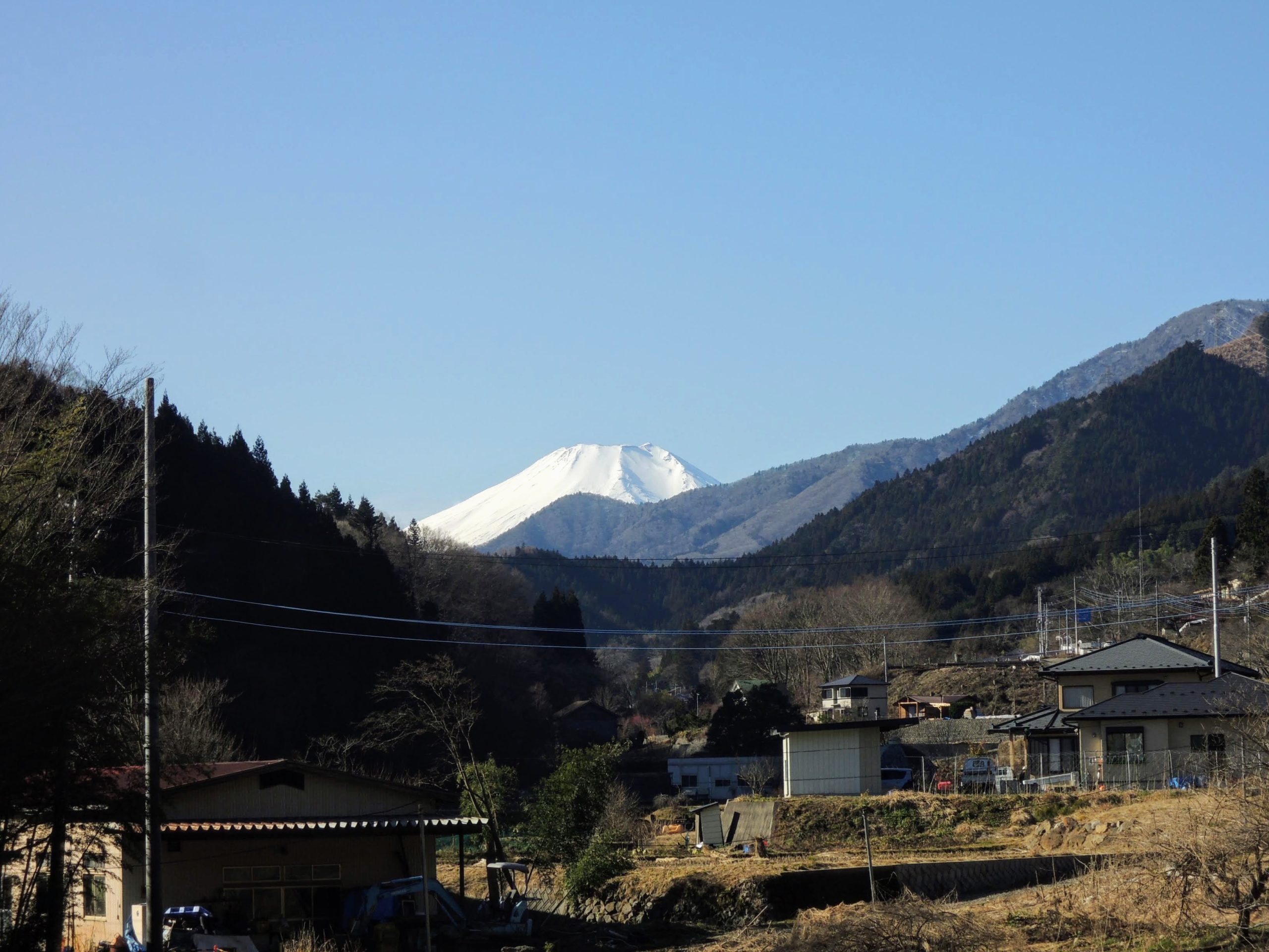 遠くに見える雪化粧の富士山頂